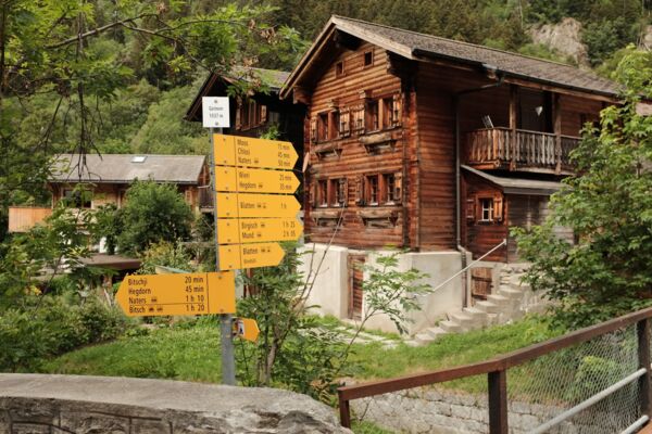 De Blatten à Brigue : une randonnée entre forêt, bisses et villages valaisans