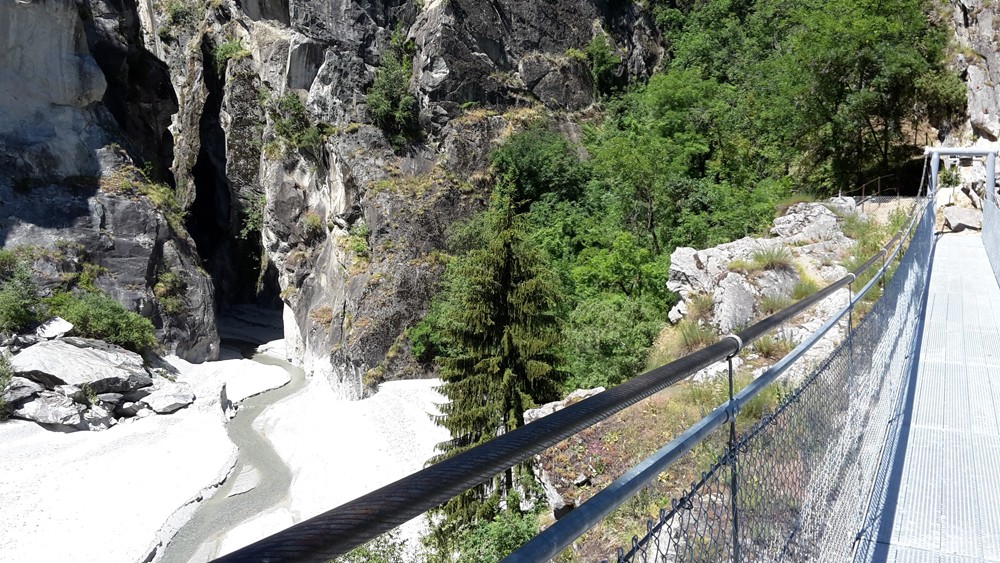 Pont suspendu sur les gorges de Massa