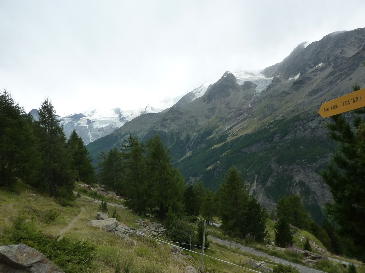 Vue au-dessus de Ze Gartu : vue sur les sommets des quatre mille de la chaîne des Mischabels
