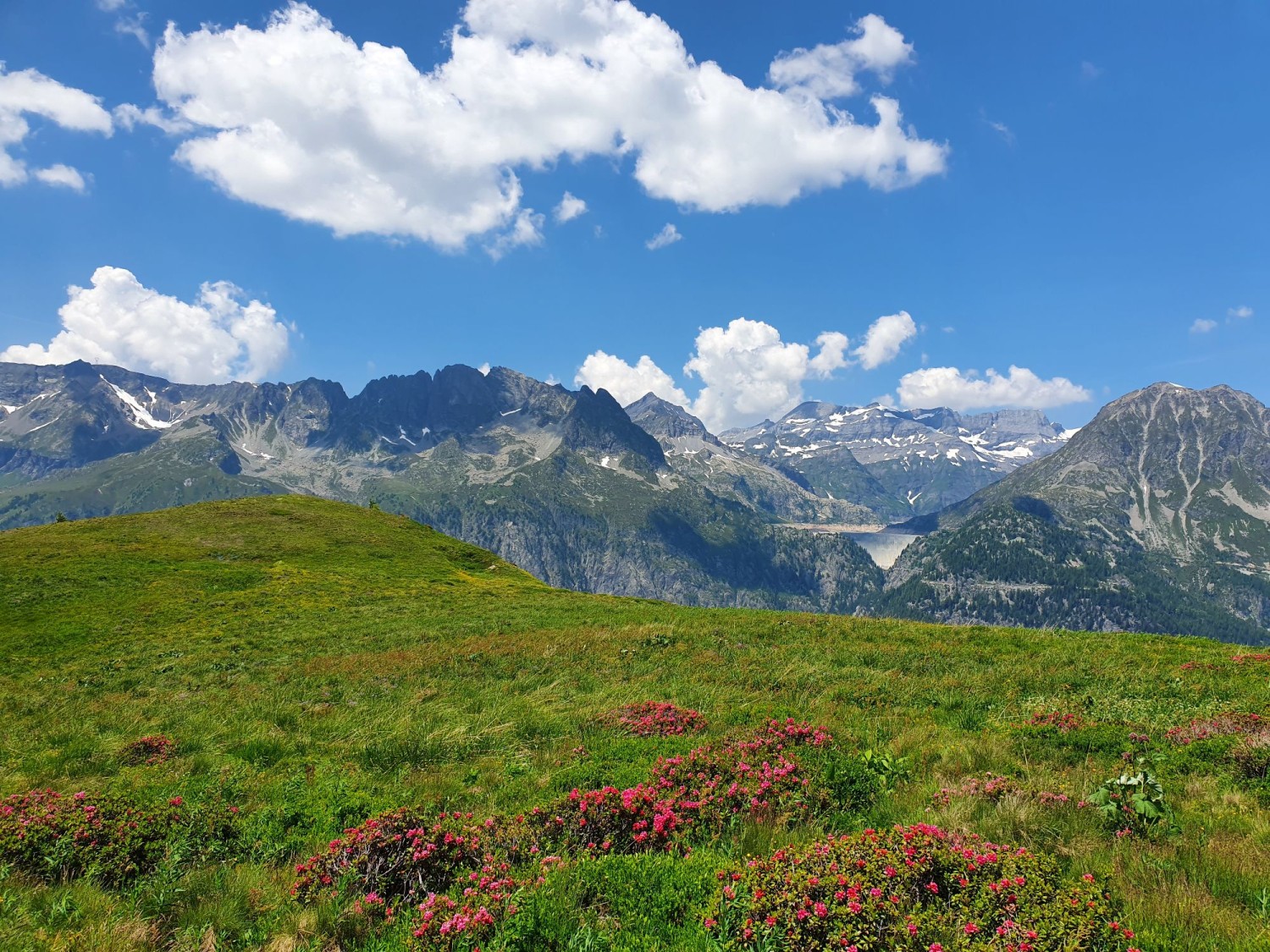 Au loin, le barrage d'Emosson