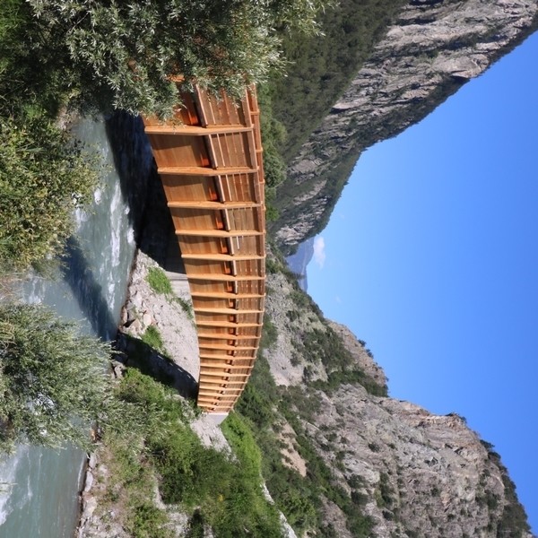 Neue Holzbrücke aus heimischem Lärchenholzcopyright Frossard bois SA